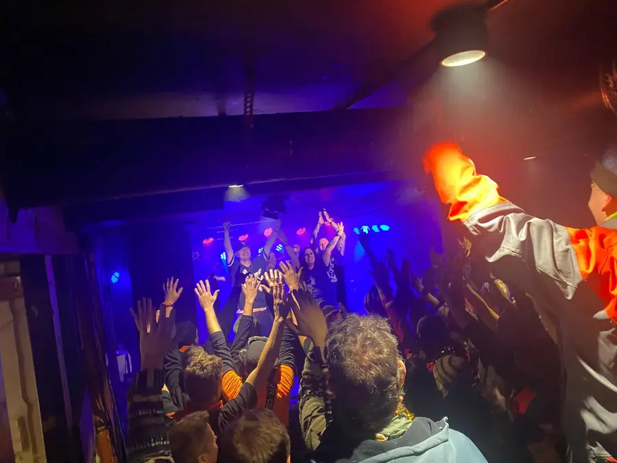 Helldorado spelar live för publik